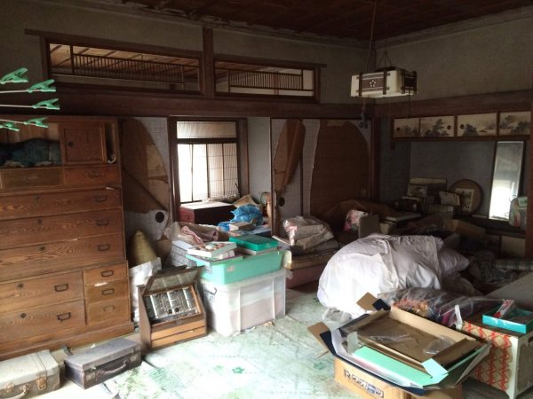 購入時の2階住居部分の様子。ワークショップを企画し、多くの協力を得て残置物を片付けた