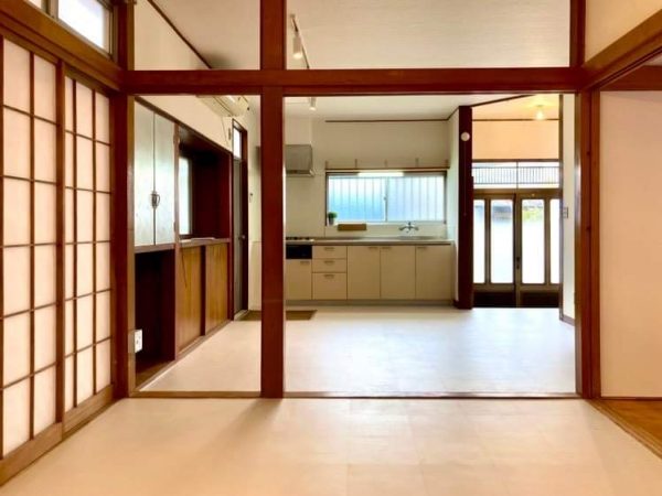 アウトレット建材を活用して原状回復した賃貸住宅。小ロット品は部屋や場所ごとに使い分けられるというメリットがある。施工は平和建設（写真／HUB＆STOCK。写真は特記以外すべてHUB＆STOCK）