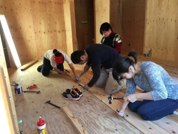 購入時の2階住居部分の様子。ワークショップを企画し、多くの協力を得て残置物を片付けた