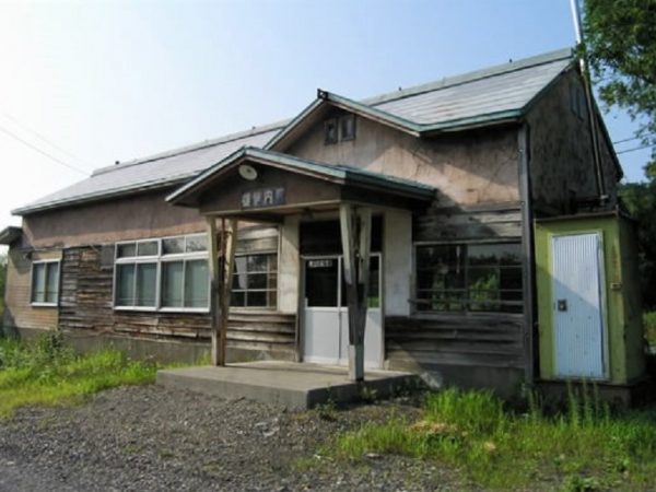 「天塩弥生駅」復元へ、多く見て回った木造駅舎（富岡さん提供）