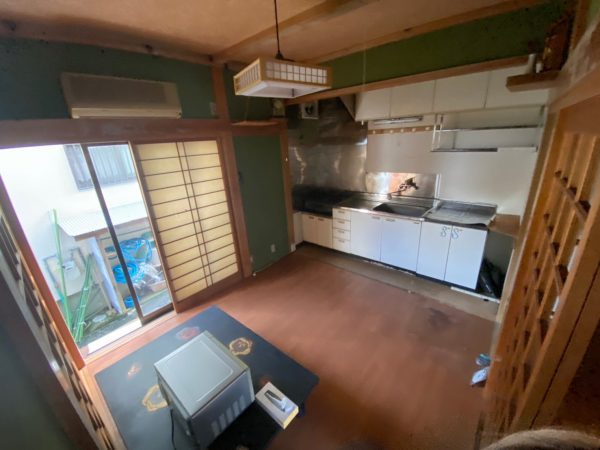 改修前の室内の様子。大きな傷みはなかったが、築30年なりの古さ。いわゆる新建材で構成された内装だった（写真／LIFULL）