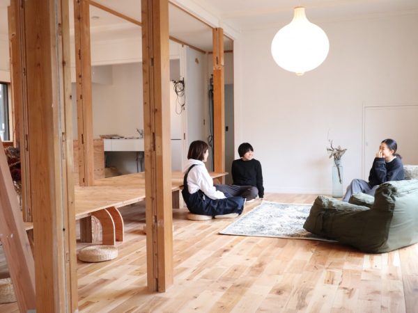 改修前の室内の様子。大きな傷みはなかったが、築30年なりの古さ。いわゆる新建材で構成された内装だった（写真／LIFULL）