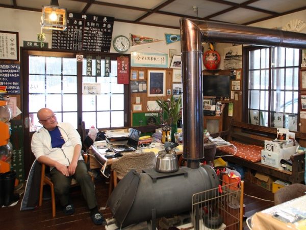 雪が似合う木造の「駅舎」。懐かしい雰囲気が漂う