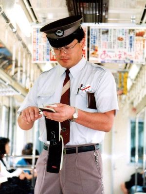 車掌時代の富岡さん。小さな頃から思い描いた鉄道員の仕事は天職だった（富岡さん提供）