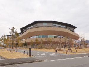 曲線が印象的な建物外観