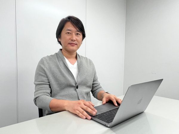 ▲株式会社エアトランク 代表取締役社長の福岡英成氏。「もともとデジタル領域とアナログ領域を融合したビジネスモデルが自分には合っていたので、ラストワンマイル（生活者や企業に対して通信接続を提供する最後の区間）を持つことが大きな価値になると考えていました。当時のトランクルームサービスは生活者目線に立つとまだまだ改善の余地を残した状態。そこにトライする価値があると思いました」