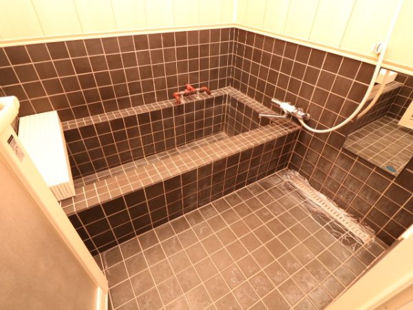 温泉の町である大分県別府市には温泉付きの物件もあるという。「温泉付き物件」という夢を叶えた人にしかわからない深い魅力がある一方で、苦労する点があるのではないかという疑問も湧く。別府市に本社を構える不動産会社でお話を聞いた。