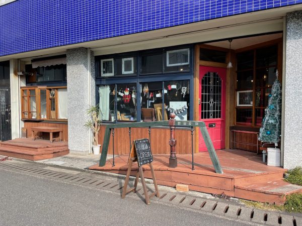 青い外壁が目を引くふくろうの森ビルの外観