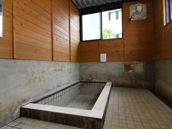 共同浴場タイプの例。大きさも一家族でいっぱいになるものから、大浴場タイプまでさまざまだ