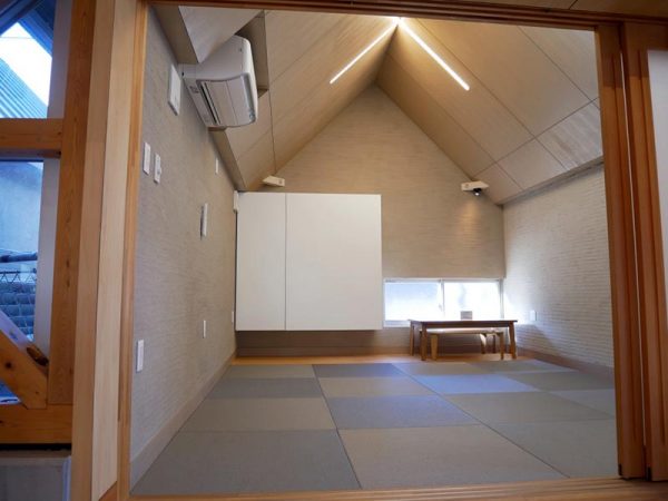 縁側、畑、土間につながる「活動室１」。通称“木かげの部屋”。正面に見えるのは長久手中央2号公園（整備中）。開け放して使えば屋外イベントとの連携も可能だ