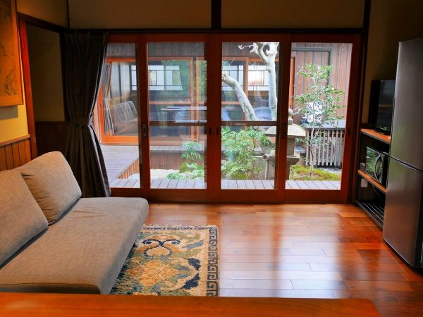 広々とした応挙の玄関。アレックス・カー氏が選んだ屏風が宿泊客を迎え入れてくれる