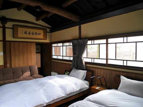 広々とした応挙の玄関。アレックス・カー氏が選んだ屏風が宿泊客を迎え入れてくれる