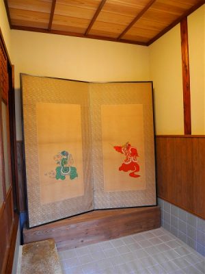 広々とした応挙の玄関。アレックス・カー氏が選んだ屏風が宿泊客を迎え入れてくれる