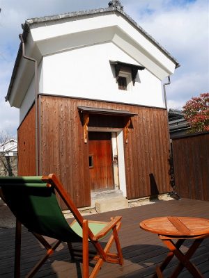 梅岩。天気の良い日はウッドデッキで蔵を眺めるのもよい