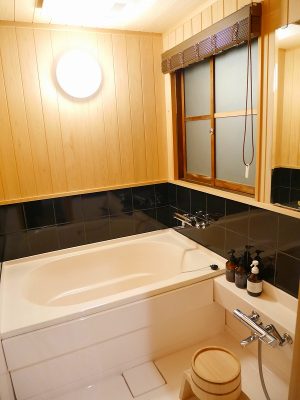 了以の浴室。応挙や梅岩など、すべての客室の浴室は新しくなっている