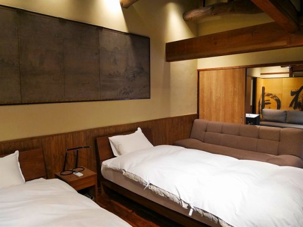 梅岩。天気の良い日はウッドデッキで蔵を眺めるのもよい