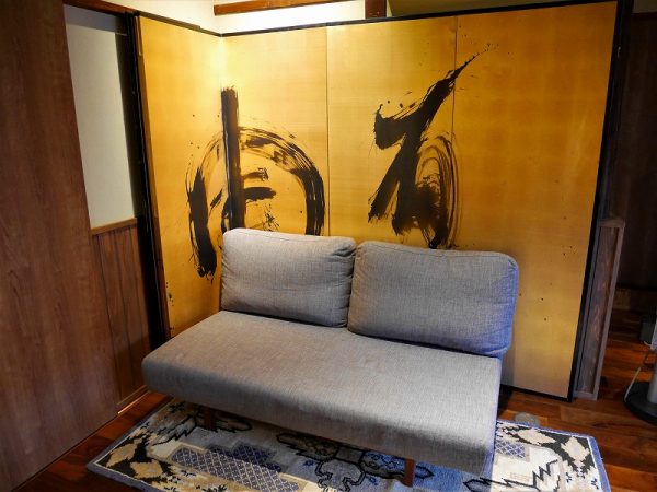 梅岩。天気の良い日はウッドデッキで蔵を眺めるのもよい