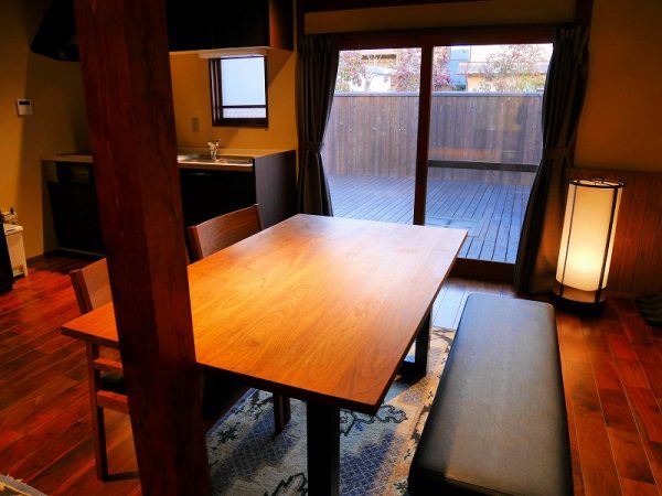 梅岩。天気の良い日はウッドデッキで蔵を眺めるのもよい