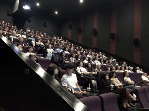 映画観賞会のチケットは完売。160人が集まる盛況ぶりとなった。映画終了後は長久手中央2号公園に集まって芋煮会。運営協議会のメンバーと参加者がざっくばらんに「リニモテラス」の在り方について対話をした（写真提供：リニモテラス指定管理者）
