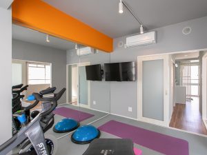 壁は一面鏡になっているので、しっかり自分の姿を確認しながら運動できる