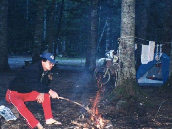 車掌時代の富岡さん。小さな頃から思い描いた鉄道員の仕事は天職だった（富岡さん提供）