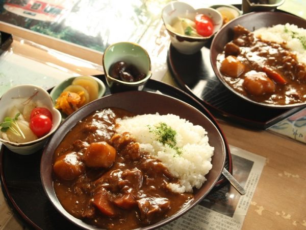 ゴロゴロと豊富に入った野菜をはじめ地元の食材が楽しめるカレーライス