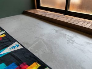 キャンプルームの床は土間になっているので、外で使用したキャンプ道具も気兼ねなく室内で使える。たまにはテントを張るのも楽しそうだ