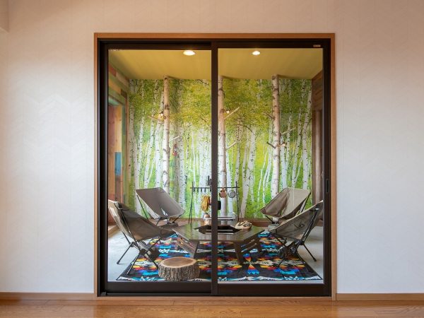 キャンプルームの床は土間になっているので、外で使用したキャンプ道具も気兼ねなく室内で使える。たまにはテントを張るのも楽しそうだ