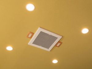 室内では焚き火などは当然できない。しかしキャンプ気分を味わえるよう、天井に換気扇が付けられているので、ホットプレートなどで焼き肉を楽しむことも可能。ますますおうち時間が楽しくなりそうだ