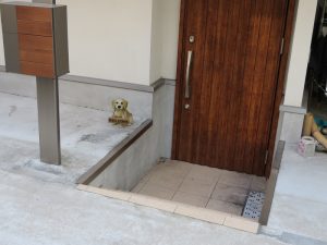 地下室まで低くなくても玄関が周囲より低いだけでも浸水する危険は高くなるはず