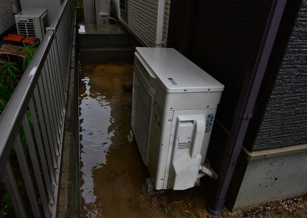 想定される浸水深がそれほど深くない場合にはエアコンの室外機など戸外にある住宅設備を高い位置に設置しておくだけである程度は被害を防ぐことができる