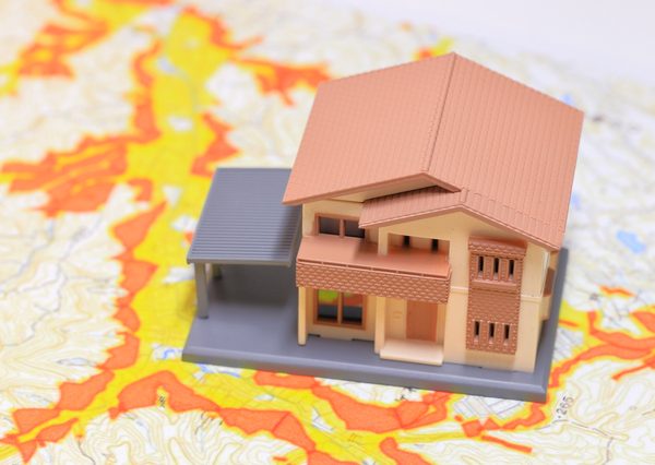 2020年から不動産取引の重要事項説明時に水害ハザードマップの説明が義務づけられた。だが、危険があると説明だけされても困ると思っている人も多いのではなかろうか。どう対処すればよいかが何も説明されていないからだ。そのような状況の中で、一般社団法人住宅生産団体連合会が「住宅における浸水対策の設計の手引き」をまとめた。一戸建てを建てる、買う人なら知っておきたい内容が満載だ。