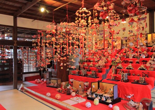 南阿田の「流し雛」。晴れ着姿の少女たちが、流し雛を川に流す