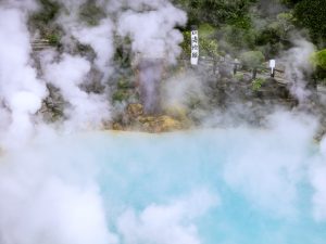 さまざまな要因が重なり湯が青く見える「海地獄」。この色を保ち続けられるのは、毎日新鮮な温泉が湧き続けているからだという