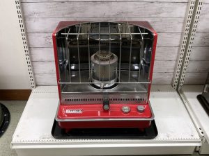 ガラス燃焼筒を搭載したRS- 10タイプ。赤いボディと斬新なデザインは当時「ダリア」という愛称で人気を集め、累計生産数は130万台を超えるベストセラーとなった
