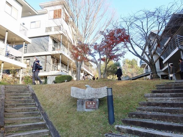 複数人が集まって集合住宅を建てるコーポラティブ方式をご存じだろうか。事業者が計画した家を買うのと違い、物件によって違いはあるものの一般には間取りなどの自由度が高く、多少は安価に手に入ることがあるのも特徴。その分、手間がかかるなど苦労もあるが、そこから得られるものも多い。2000年4月竣工、築22年を経た奈良市の「つなね」を訪ねた。