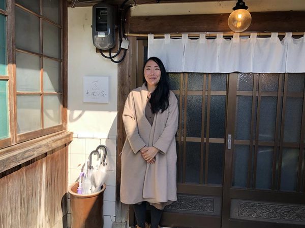 高知県安芸市矢ノ丸、鮮やかな紅色ののれんが印象的な Hostel「東風ノ家（こちのや）」