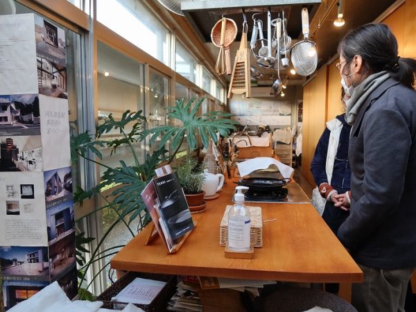 地下の、細長い住戸の居住者は建築家。ブリキの家というだけあって外装はブリキのルーバー