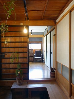 ゲストハウス内のカフェラウンジ。宿泊客に街の情報を案内したり、週末はカフェバーとして営業するなど、地元の人も集まる場所となっている