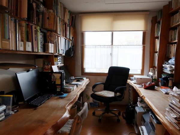 地下の、細長い住戸の居住者は建築家。ブリキの家というだけあって外装はブリキのルーバー