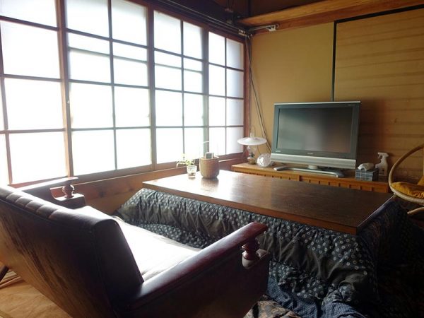 カフェには「塩ゆず」や「土佐ジローのアヒージョ」など、仙頭さんおすすめの高知食材が並んでいる。高知と東京を食で結ぶ仕事も行ってきた経験が生きている