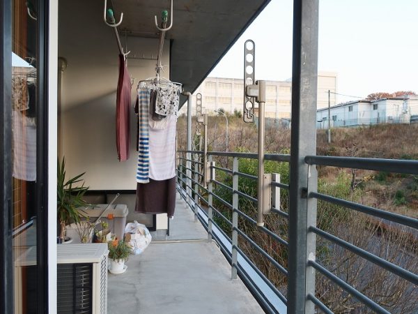 最後に見せていただいたお宅の玄関部分。土間になっていて植物がいっぱい