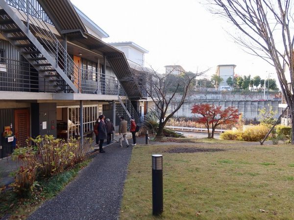 最後に見せていただいたお宅の玄関部分。土間になっていて植物がいっぱい