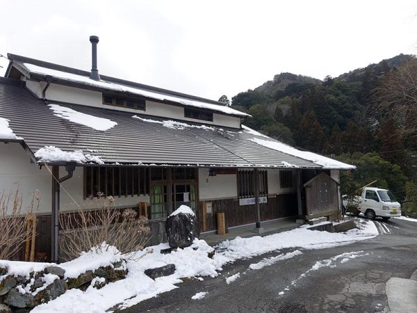 四国のほぼ中央部に位置する高知県大豊町。山間部に棚田、傾斜畑、集落が広がっている。訪問した2月下旬は雪景色だった