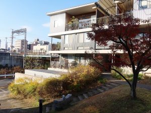 写真奥に見えているのが高の原駅前の商業施設。駅から非常に近い立地なのである