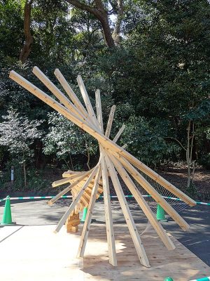 2班「原点」： 木材と糸によって構成され、2点のみで自立するよう設計されている。学生たちは現地での微調整に苦心したという。空にのびやかに向かう様子から自然の動きが感じられる