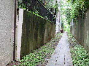 過去に見たうちで、最も恐怖を覚えた擁壁。ここを歩いているときに地震が起きたらどうなることか