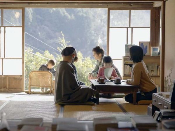 庭の大きな木に作られたブランコで遊ぶお子さんの姿がとても印象的な紹介動画。自然に囲まれた環境での子育ては心にもゆとりが持てそうだ