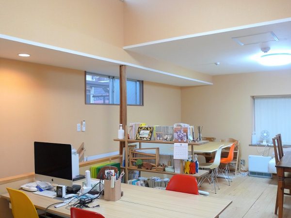 2階は天井が高く、開放的な空間。一角にはピッコラーレのオフィススペースが設けられている（写真手前のデスク）