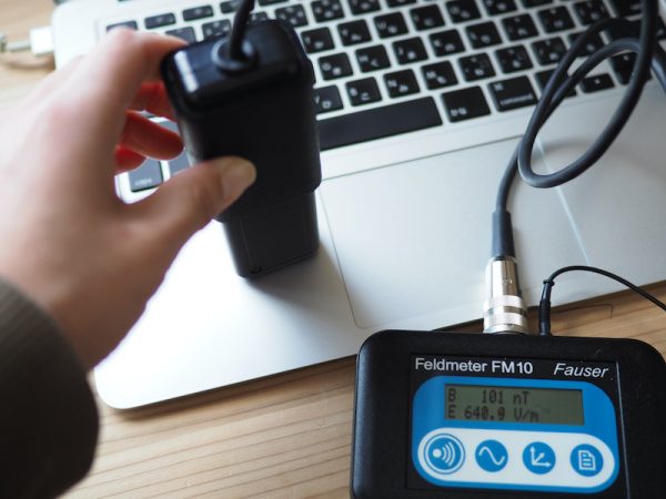 上：筆者自宅のデスク　下：デスクにノートパソコンを置いて測定